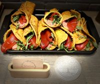 Kurkuma wraps met rode bieten humus en gegrilde paprika
